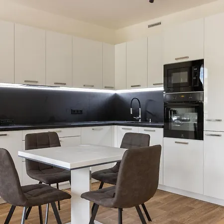 New Apartment, Close Center, Free Parking 아파트 *